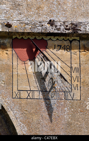 Sun dial on la chiesa di Sant'Andrea Naunton, Gloucestershire, England, Regno Unito Foto Stock