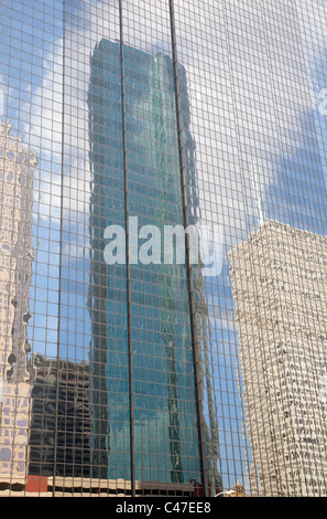Grattacielo riflessioni in un altro grattacielo, downtown Houston, Texas, Stati Uniti d'America Foto Stock