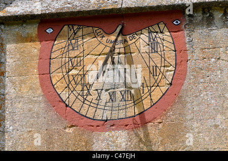 Sun dial on la chiesa di Sant'Andrea Naunton, Gloucestershire, England, Regno Unito Foto Stock