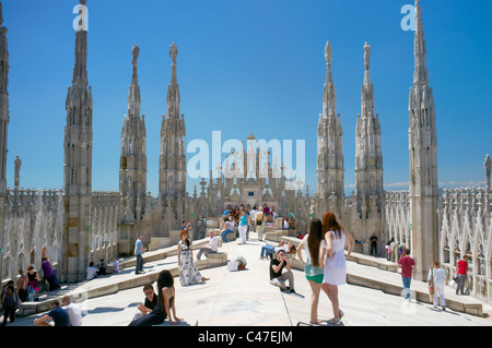 I turisti sul tetto di Milano Duomo. Foto Stock