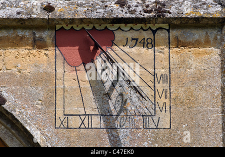 Sun dial on la chiesa di Sant'Andrea Naunton, Gloucestershire, England, Regno Unito Foto Stock