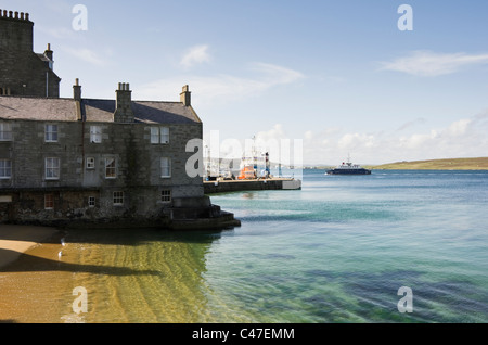 Lerwick, isole Shetland, Scotland, Regno Unito. Vista del suono Bressay dal Lodberries xviii secolo waterfront magazzino con Pier Foto Stock