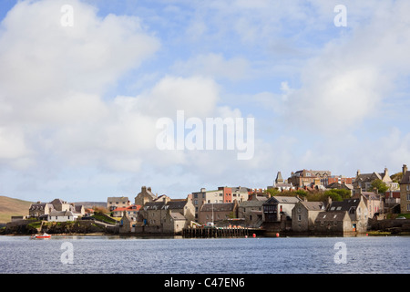 Vista del Lodberries, XVIII secolo waterfront magazzini con pontili nella città vecchia. Lerwick, Isole Shetland Scozia, Regno Unito, Gran Bretagna Foto Stock