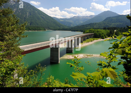 Ponte sopra il lago di Sylvensteinsee in Alta Baviera, Germania Foto Stock