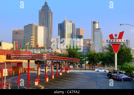 Il caratteristico ristorante fast food 'The Varsity' ha servito la metro-Atlanta, Georgia zona fin dal 1928. Foto Stock