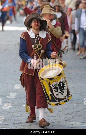 Evento medievale -Meistertrunk- con sfilata e danza nella famosa e antica città di Rothenburg ob der Tauber, Baviera, Germania Foto Stock