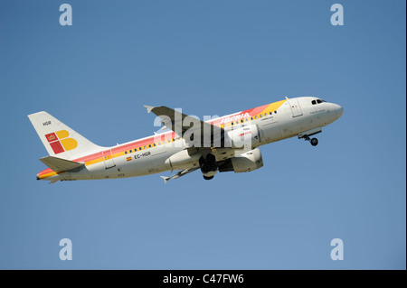 Aeroplano Airbus A319 della compagnia aerea spagnola Iberia al decollo dall'aeroporto di Monaco di Baviera in Germania Foto Stock