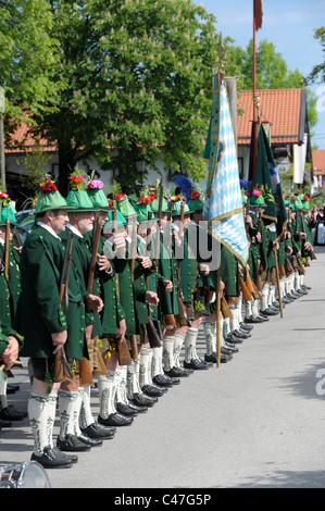 Catholic tradizionale processione in costume e tipica bavarese in vestiti Wackersberg, Baviera, Germania Foto Stock