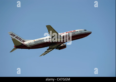 Aereo Boeing 737-300 della compagnia aerea tedesca Air Berlin - al decollo dall'aeroporto di Monaco di Baviera in Germania Foto Stock