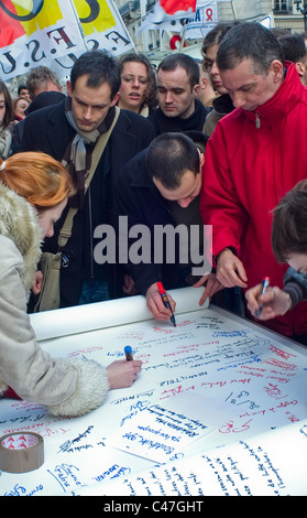 Parigi, Francia - Anti-Homophobia dimostrazione organizzata da Inter G.L.B.T. Organizzazione, Firma la petizione al governo Foto Stock