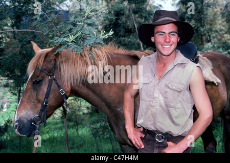 Un simpatico giovane australiano del cowboy che accoglie i visitatori con un sorriso nel fiume nevoso paese al piazzale di stoccaggio Creek vicino a Mansfield, Victoria, in Australia. Foto Stock