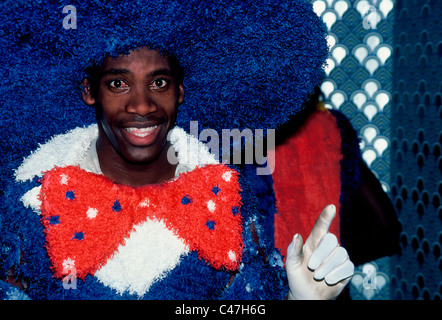 Questo ballerino in suo coloratissimo costume è tra i tanti buontemponi che si uniscono nel divertente Junkanoo street parade nelle isole delle Bahamas. Foto Stock