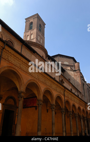 L'Oratorio di Santa Cecilia con la Chiesa di San Giacomo Maggiore che si elevano fino alle spalle di Via Zamboni Foto Stock