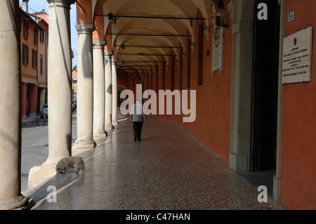 Un uomo che cammina il suo cane passato la Pinacoteca Nazionale lungo Via delle Belle Arti Foto Stock