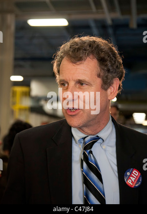 Toledo, Ohio - STATI UNITI Il senatore Sherrod Brown (D-Ohio) in corrispondenza di una Jeep impianto di montaggio dopo un discorso del Presidente Obama. Foto Stock