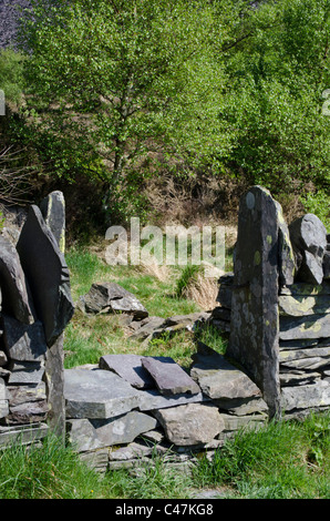 Gap in una parete di ardesia presso il Dinorwig dismesse miniera di ardesia, Snowdonia, Galles del Nord, Regno Unito Foto Stock