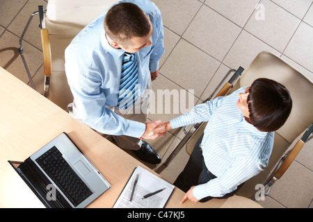 Foto di due partner commerciali congratularci gli uni con gli altri sulla firma contratto promettente Foto Stock