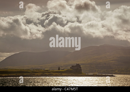 Nuvole temporalesche oltre il Castello di Duart sull'Isle of Mull Foto Stock