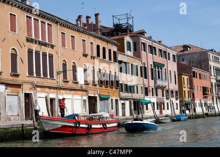 Canal in scena a Venezia, Italia Foto Stock