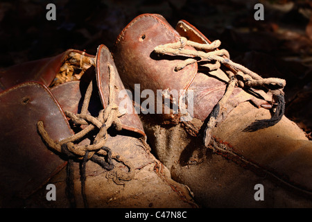 Una coppia di vecchi e consunti in pelle e tela marrone scarpe da uomo. Copia dello spazio. Foto Stock