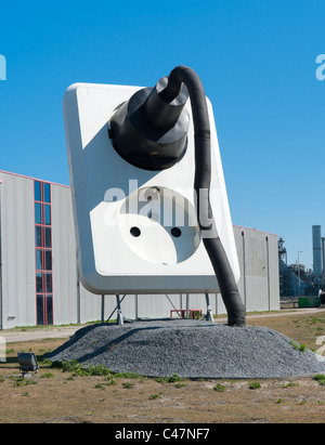 Uscita gigante di fronte ad una stazione di alimentazione Foto Stock