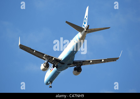 Jet in volo aereo sopra la testa in arrivo a terra contro un cielo blu - Fly essere Foto Stock