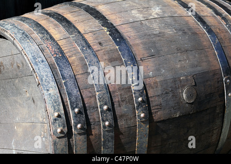 Il vecchio Barile di legno botte per alcol Foto Stock