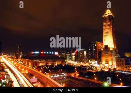 Shin Kong Mitsukoshi department store vicino alla stazione principale di Taipei, Taipei 101, Taipei, Taiwan Foto Stock