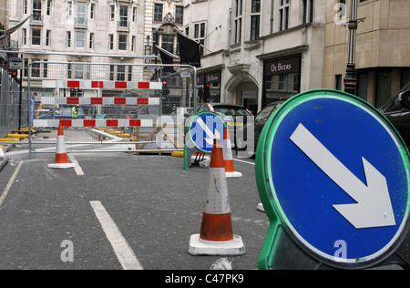 Mantenere la destra segni a lavori in corso sulle strade di Londra Foto Stock