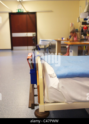 Letti di ospedale in UK NHS Hospital miscelati Ward Foto Stock