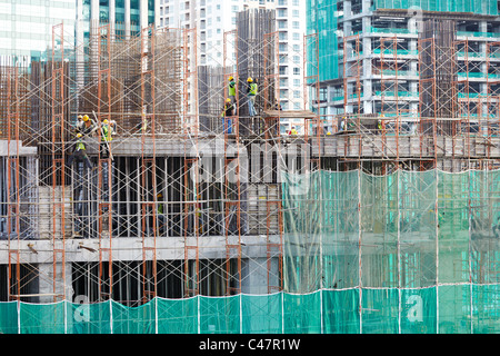 Costruzione in acciaio e opere su un alto edificio close up Foto Stock