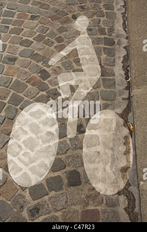 Un ciclo di francese lane simbolo dipinto sulla pavimentazione di una strada di Parigi, Francia. Foto Stock