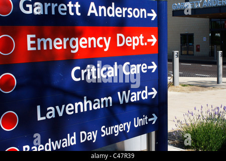 NHS Hospital Signage esterno occupato ospedale del Regno Unito, inclusi emergenza segno Dept Foto Stock