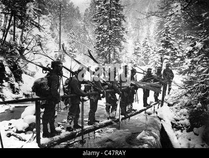 Patrol attraversando un ponte in inverno, 1915 Foto Stock