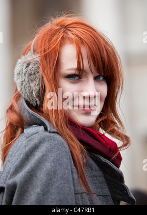 Ritratto di un adolescente dai capelli zenzero che indossa cuffie in inverno, Londra, Inghilterra, Regno Unito, GB. Foto Stock