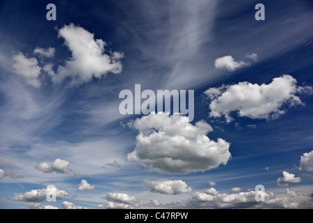 Nuvole bianche contro un profondo cielo blu. Foto Stock