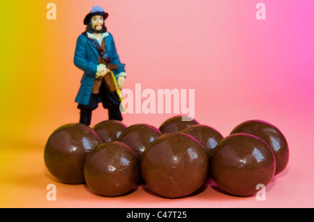 Cioccolatini con miniatura bambola di plastica Foto Stock