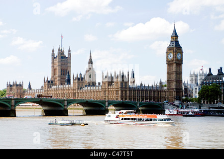 Vista sul Fiume Tamigi verso il Big Ben e il Parlamento. La torre è noto come Torre di Elizabeth. Foto Stock