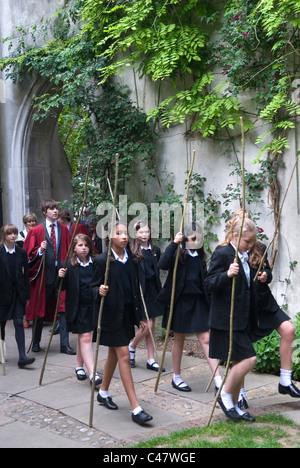 Battere il giorno dell'Ascensione dei confini a tutti gli consente presso la Torre. Città di Londra Scuola bambini dal St Dunstans College Catford, a piedi attraverso St Dunstan in Oriente, il giardino della chiesa, la chiesa è una rovina. 2011 HOMER SYKES 2010s Foto Stock