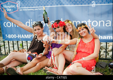 Quattro college età le donne aventi il divertimento a una festa del vino nella Virginia del Nord. Foto Stock