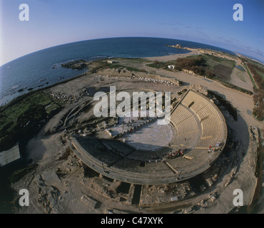 Fotografia aerea del teatro romano della città antica di Cesarea nella pianura costiera Foto Stock