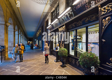 Bar in Plaza Nueva, la storica Città Vecchia (Casco Viejo), Bilbao, Bizkaia, Paesi Baschi Foto Stock