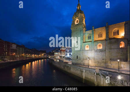 La Iglesia de San Anton sul fiume di Bilbao, la storica Città Vecchia (Casco Viejo), Bilbao, Bizkaia, Paesi Baschi Foto Stock