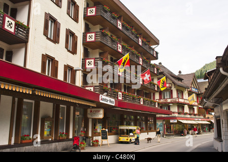 Strada principale in Wengen Oberland Bernese svizzera in giugno Foto Stock