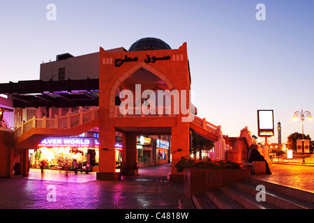 Crepuscolo sopra Muttrah Souq sulla Corniche in Muscat Oman. Foto Stock