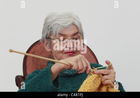 Ritratto di una donna vecchia maglia,contro uno sfondo grigio. Foto Stock