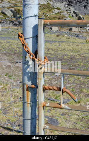 Porta Vecchia, post e una recinzione in disuso ardesia Dinorwig miniera, Snowdonia, Galles del Nord, Regno Unito Foto Stock