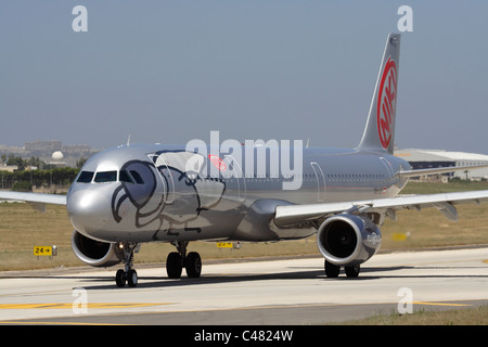 Commerciale viaggi dell'aria. Niki Airbus A321 jet del passeggero aereo in rullaggio per la partenza da Malta. Close up vista frontale. Foto Stock