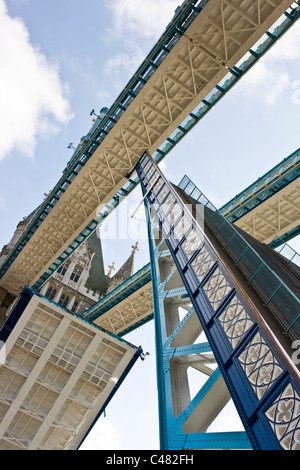 Grado 1 elencati di Tower Bridge sollevamento Sollevamento apertura Tower Hamlets London Inghilterra Europa Foto Stock