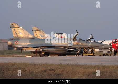 Due Dassault Mirage 2000 aerei da combattimento della Forza Aerea Francese a Malta durante operazioni in Libia, Maggio 2011 Foto Stock